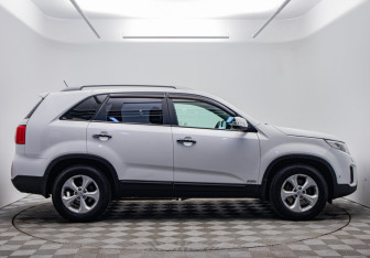 Подержанный автомобиль Kia Sorento 2013 года (6 фото)