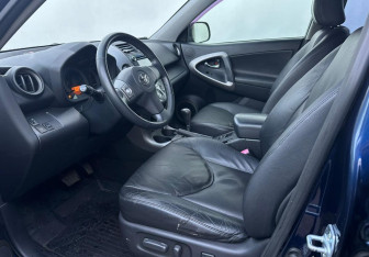 Подержанный автомобиль Toyota RAV4 2007 года (9 фото)