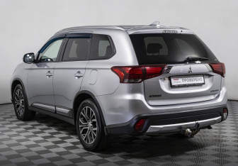 Подержанный автомобиль Mitsubishi Outlander 2017 года (7 фото)