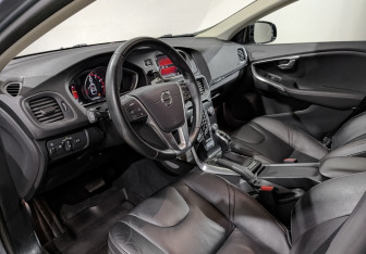 Подержанный автомобиль Volvo V40 Hatchback 2019 года (15 фото)