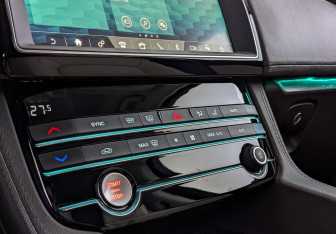 Подержанный автомобиль Jaguar F-Pace 2019 года (21 фото)