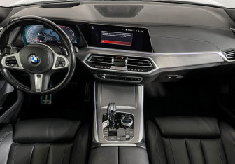 Подержанный автомобиль BMW X5 2022 года (11 фото)