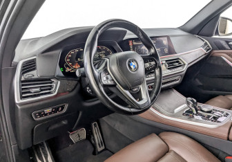 Подержанный автомобиль BMW X5 2019 года (16 фото)