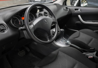 Подержанный автомобиль Peugeot 308 Hatchback 2011 года (16 фото)
