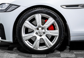 Подержанный автомобиль Jaguar XF Sedan 2019 года (15 фото)