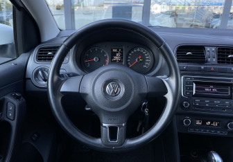 Подержанный автомобиль Volkswagen Polo Sedan 2014 года (13 фото)
