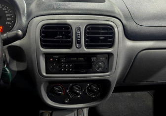 Подержанный автомобиль Renault Clio Sedan 2001 года (13 фото)
