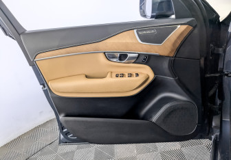Подержанный автомобиль Volvo XC90 2018 года (19 фото)