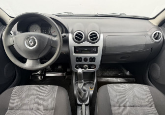 Подержанный автомобиль Renault Sandero 2010 года (12 фото)