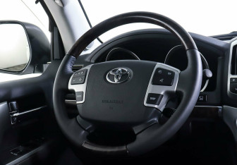 Подержанный автомобиль Toyota Land Cruiser Suv 2015 года (12 фото)