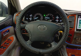 Подержанный автомобиль Toyota Land Cruiser Suv 2002 года (12 фото)