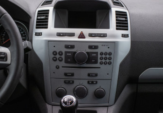 Подержанный автомобиль Opel Zafira Compactvan 2010 года (14 фото)