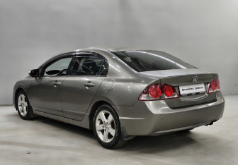 Подержанный автомобиль Honda Civic Sedan 2007 года (7 фото)