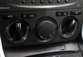 Подержанный автомобиль Opel Antara 2013 года (15 фото)