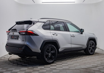Подержанный автомобиль Toyota RAV4 2021 года (5 фото)