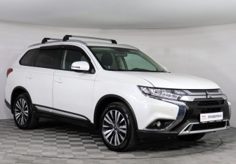 Подержанный автомобиль Mitsubishi Outlander 2021 года (3 фото)