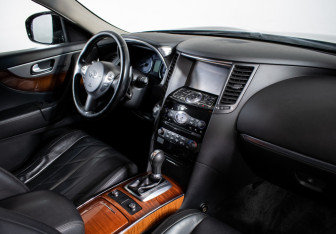 Подержанный автомобиль Infiniti QX70 2013 года (9 фото)