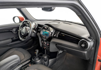 Подержанный автомобиль MINI Hatch 2019 года (11 фото)