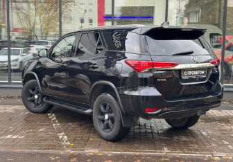 Подержанный автомобиль Toyota Fortuner 2018 года (6 фото)