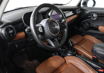 Подержанный автомобиль MINI Hatch 2021 года (9 фото)