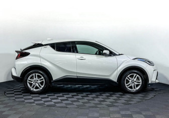 Подержанный автомобиль Toyota C-HR 2020 года (4 фото)