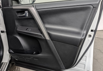 Подержанный автомобиль Toyota RAV4 2016 года (24 фото)