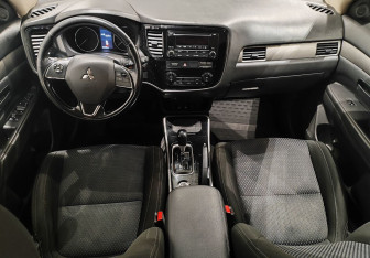 Подержанный автомобиль Mitsubishi Outlander 2017 года (10 фото)