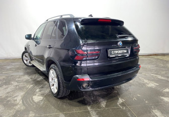 Подержанный автомобиль BMW X5 2007 года (7 фото)
