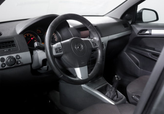 Подержанный автомобиль Opel Astra Sedan 2012 года (14 фото)
