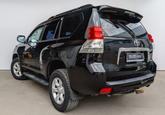 Подержанный автомобиль Toyota Land Cruiser Prado 2010 года (7 фото)