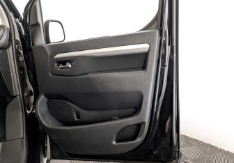 Подержанный автомобиль Peugeot Traveller 2022 года (24 фото)