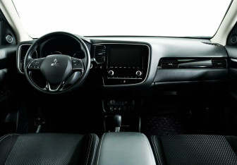 Подержанный автомобиль Mitsubishi Outlander 2020 года (8 фото)