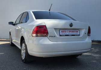 Подержанный автомобиль Volkswagen Polo Sedan 2013 года (7 фото)