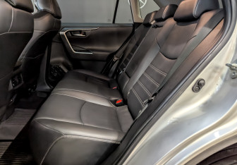 Подержанный автомобиль Toyota RAV4 2021 года (12 фото)