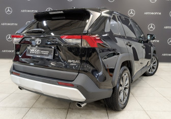 Подержанный автомобиль Toyota RAV4 2025 года (5 фото)