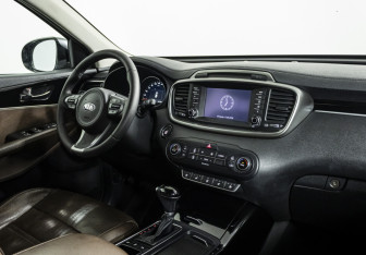 Подержанный автомобиль Kia Sorento 2017 года (9 фото)