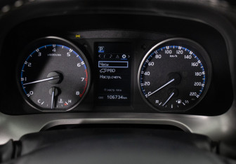 Подержанный автомобиль Toyota RAV4 2016 года (12 фото)