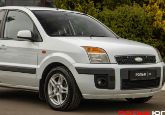 Подержанный автомобиль Ford Fusion 2008 года (16 фото)
