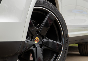 Подержанный автомобиль Porsche Cayenne 2017 года (32 фото)