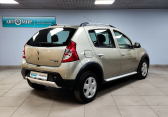 Подержанный автомобиль Renault Sandero 2013 года (5 фото)