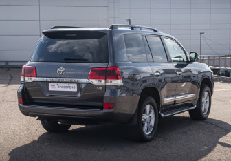 Подержанный автомобиль Toyota Land Cruiser Suv 2012 года (5 фото)