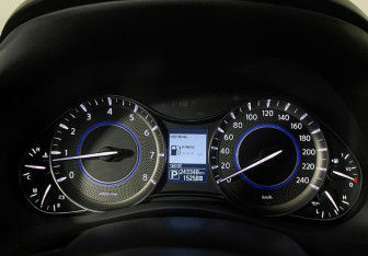 Подержанный автомобиль Infiniti QX80 2014 года (11 фото)