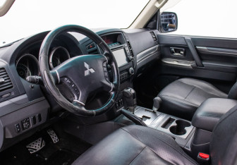 Подержанный автомобиль Mitsubishi Pajero 2012 года (9 фото)