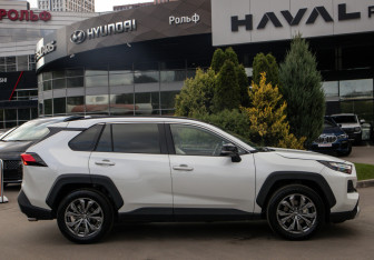 Подержанный автомобиль Toyota RAV4 2025 года (3 фото)