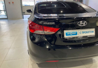 Подержанный автомобиль Hyundai Elantra Sedan 2012 года (8 фото)