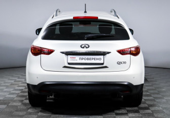 Подержанный автомобиль Infiniti QX70 2013 года (3 фото)
