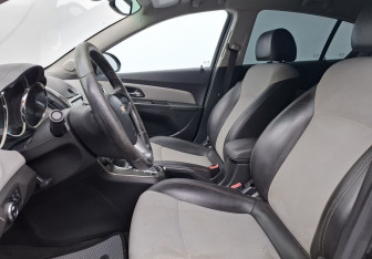 Подержанный автомобиль Chevrolet Cruze Hatchback 2013 года (10 фото)