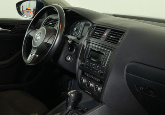 Подержанный автомобиль Volkswagen Jetta Sedan 2014 года (9 фото)