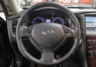 Подержанный автомобиль Infiniti QX50 2014 года (17 фото)