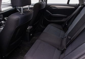 Подержанный автомобиль BMW X1 2013 года (11 фото)